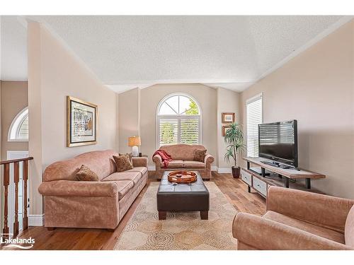 8 Sheffield Terrace, Collingwood, ON - Indoor Photo Showing Living Room