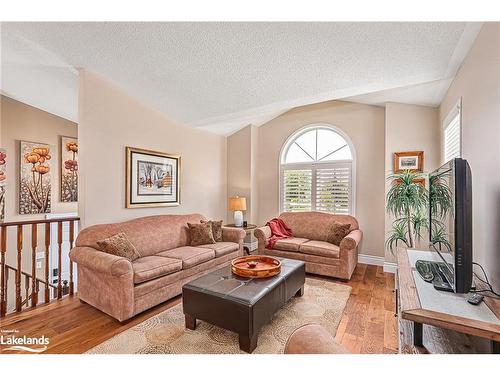 8 Sheffield Terrace, Collingwood, ON - Indoor Photo Showing Living Room