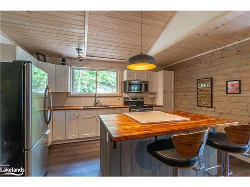 1032 Lakeshore Drive S, Bracebridge, ON - Indoor Photo Showing Kitchen