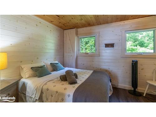 1032 Lakeshore Drive S, Bracebridge, ON - Indoor Photo Showing Bedroom