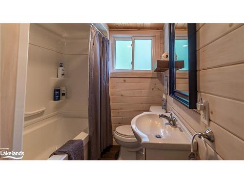 1032 Lakeshore Drive S, Bracebridge, ON - Indoor Photo Showing Bathroom