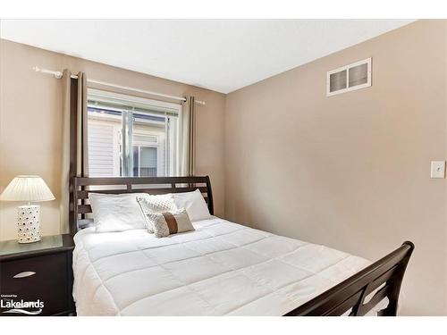 28 Northwood Drive, Wasaga Beach, ON - Indoor Photo Showing Bedroom