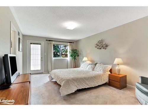 28 Northwood Drive, Wasaga Beach, ON - Indoor Photo Showing Bedroom