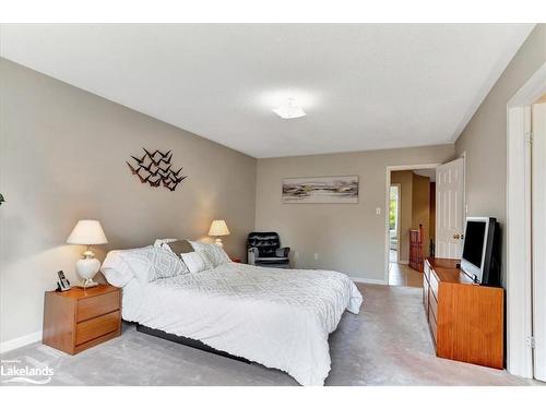 28 Northwood Drive, Wasaga Beach, ON - Indoor Photo Showing Bedroom