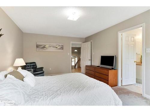 28 Northwood Drive, Wasaga Beach, ON - Indoor Photo Showing Bedroom