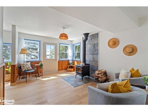 1 & 5 Barrie Street, Sundridge, ON - Indoor Photo Showing Living Room