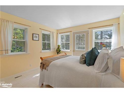 1 & 5 Barrie Street, Sundridge, ON - Indoor Photo Showing Bedroom