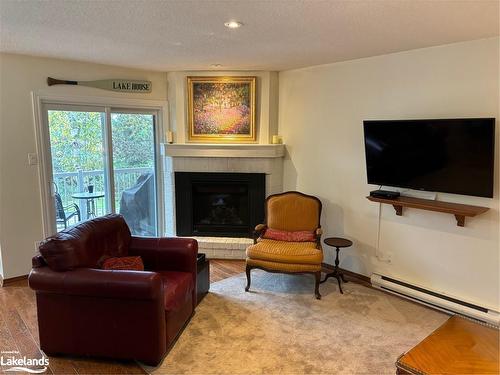 92-18 Ramblings Way, Collingwood, ON - Indoor Photo Showing Living Room With Fireplace