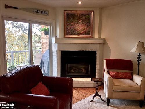 92-18 Ramblings Way, Collingwood, ON - Indoor Photo Showing Living Room With Fireplace