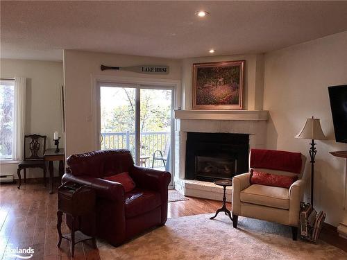 92-18 Ramblings Way, Collingwood, ON - Indoor Photo Showing Living Room With Fireplace