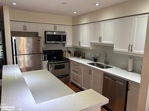 92-18 Ramblings Way, Collingwood, ON - Indoor Photo Showing Kitchen With Double Sink