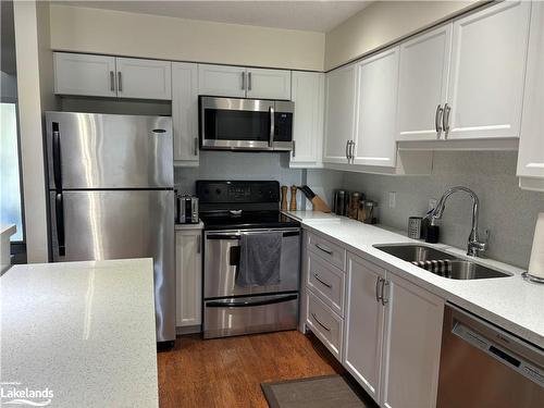 92-18 Ramblings Way, Collingwood, ON - Indoor Photo Showing Kitchen With Double Sink