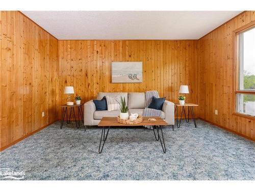 1488 South Waseosa Lake Road, Huntsville, ON - Indoor Photo Showing Living Room