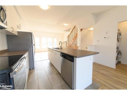 125 Sandhill Crane Drive, Wasaga Beach, ON - Indoor Photo Showing Kitchen With Double Sink