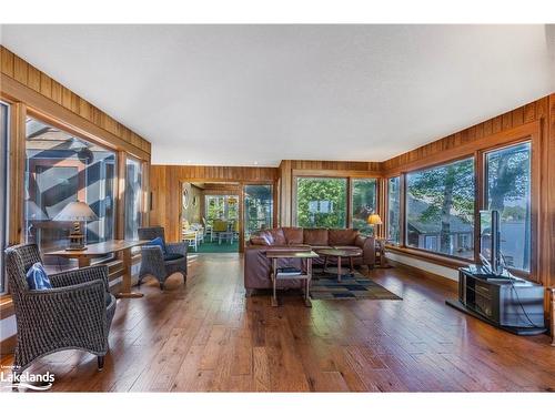 1335 Narrows Road N, Gravenhurst, ON - Indoor Photo Showing Living Room