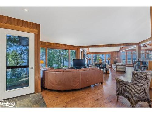 1335 Narrows Road N, Gravenhurst, ON - Indoor Photo Showing Living Room