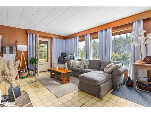 165 James Camp Road, Burk'S Falls, ON - Indoor Photo Showing Living Room