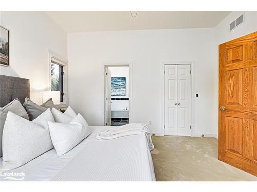 137 Pioneer Lane, The Blue Mountains, ON - Indoor Photo Showing Bedroom