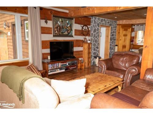 57 Slalom Gate Road, Collingwood, ON - Indoor Photo Showing Living Room