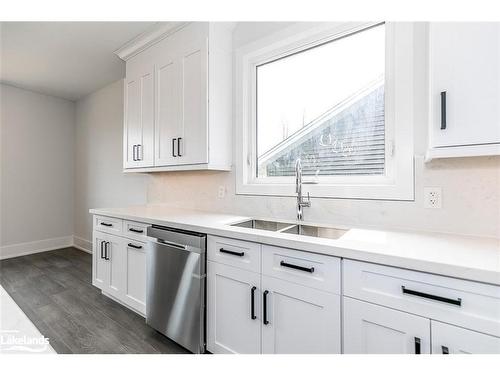 18 Lakeshore Road, Wasaga Beach, ON - Indoor Photo Showing Kitchen With Double Sink