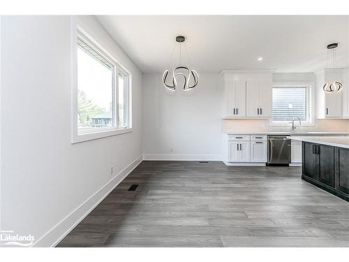 18 Lakeshore Road, Wasaga Beach, ON - Indoor Photo Showing Kitchen