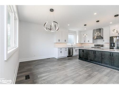 18 Lakeshore Road, Wasaga Beach, ON - Indoor Photo Showing Kitchen With Upgraded Kitchen