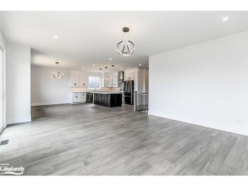 18 Lakeshore Road, Wasaga Beach, ON - Indoor Photo Showing Living Room