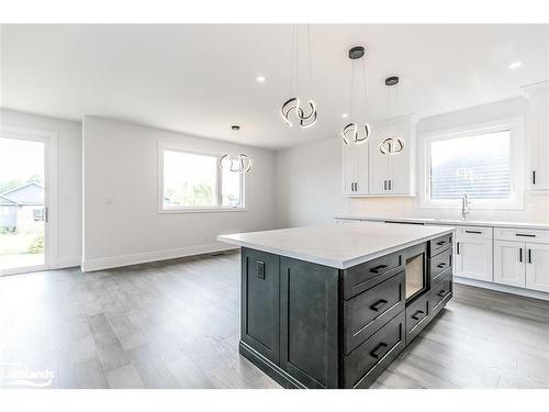 18 Lakeshore Road, Wasaga Beach, ON - Indoor Photo Showing Kitchen