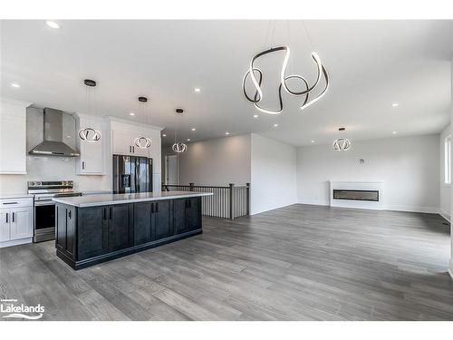 18 Lakeshore Road, Wasaga Beach, ON - Indoor Photo Showing Kitchen With Upgraded Kitchen