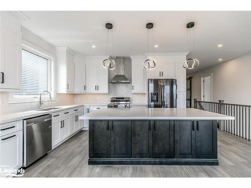 18 Lakeshore Road, Wasaga Beach, ON - Indoor Photo Showing Kitchen With Upgraded Kitchen