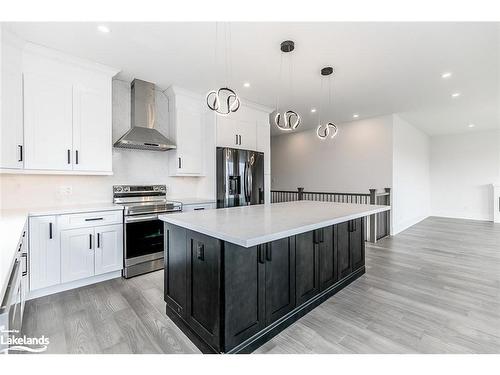 18 Lakeshore Road, Wasaga Beach, ON - Indoor Photo Showing Kitchen With Upgraded Kitchen