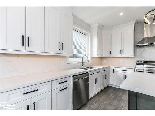 18 Lakeshore Road, Wasaga Beach, ON - Indoor Photo Showing Kitchen