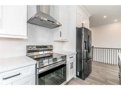 18 Lakeshore Road, Wasaga Beach, ON - Indoor Photo Showing Kitchen