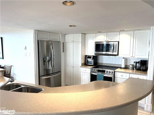 806-24 Ramblings Way, Collingwood, ON - Indoor Photo Showing Kitchen With Double Sink