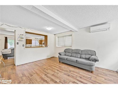 148 Melrose Avenue, Wasaga Beach, ON - Indoor Photo Showing Living Room