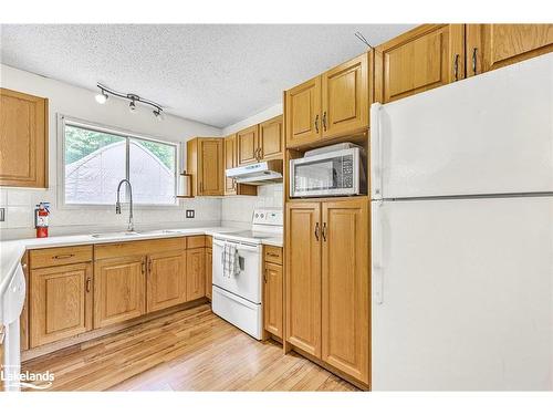 148 Melrose Avenue, Wasaga Beach, ON - Indoor Photo Showing Kitchen