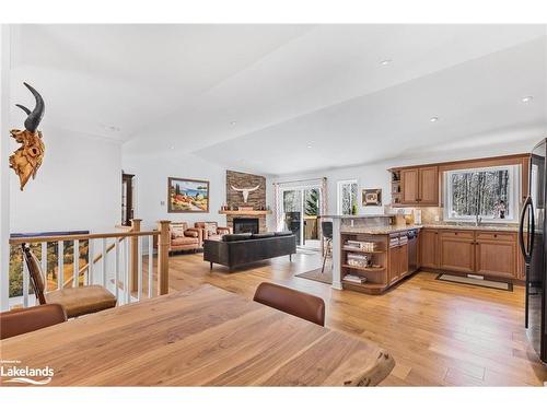 89 Trout Lane, Tiny, ON - Indoor Photo Showing Living Room