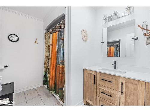 89 Trout Lane, Tiny, ON - Indoor Photo Showing Bathroom