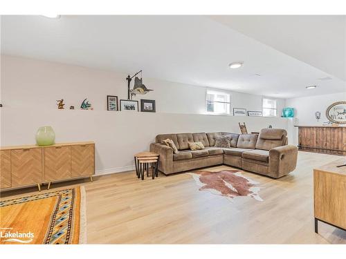 89 Trout Lane, Tiny, ON - Indoor Photo Showing Living Room