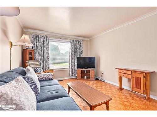 642 Oak Street, Collingwood, ON - Indoor Photo Showing Living Room