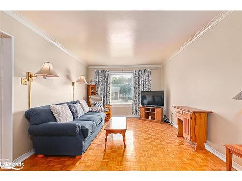 642 Oak Street, Collingwood, ON - Indoor Photo Showing Living Room