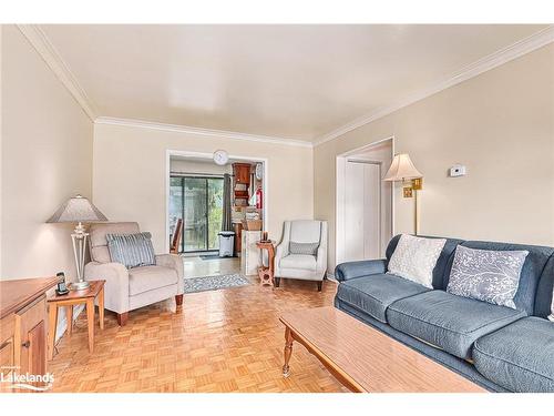 642 Oak Street, Collingwood, ON - Indoor Photo Showing Living Room