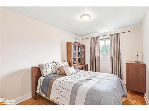 642 Oak Street, Collingwood, ON - Indoor Photo Showing Bedroom