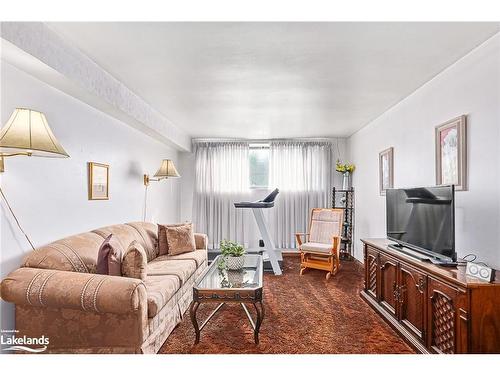 642 Oak Street, Collingwood, ON - Indoor Photo Showing Living Room