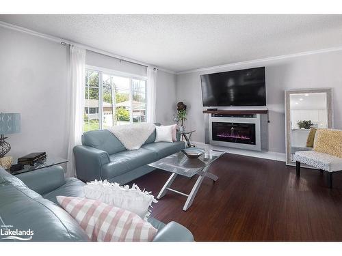 90 Manning Avenue, Collingwood, ON - Indoor Photo Showing Living Room