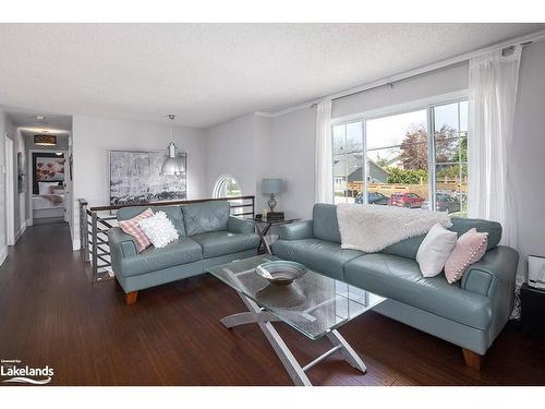 90 Manning Avenue, Collingwood, ON - Indoor Photo Showing Living Room