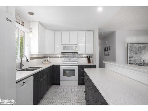 90 Manning Avenue, Collingwood, ON - Indoor Photo Showing Kitchen