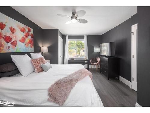 90 Manning Avenue, Collingwood, ON - Indoor Photo Showing Bedroom