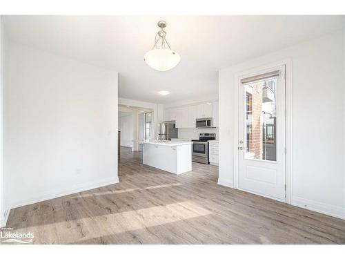 14-980 Logan Drive, Milton, ON - Indoor Photo Showing Kitchen