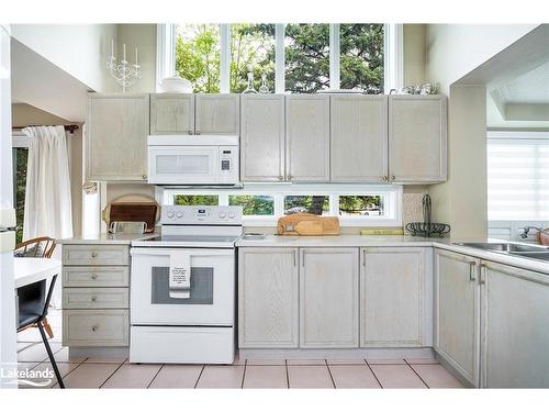 166 Fairway Crescent, Collingwood, ON - Indoor Photo Showing Kitchen With Double Sink